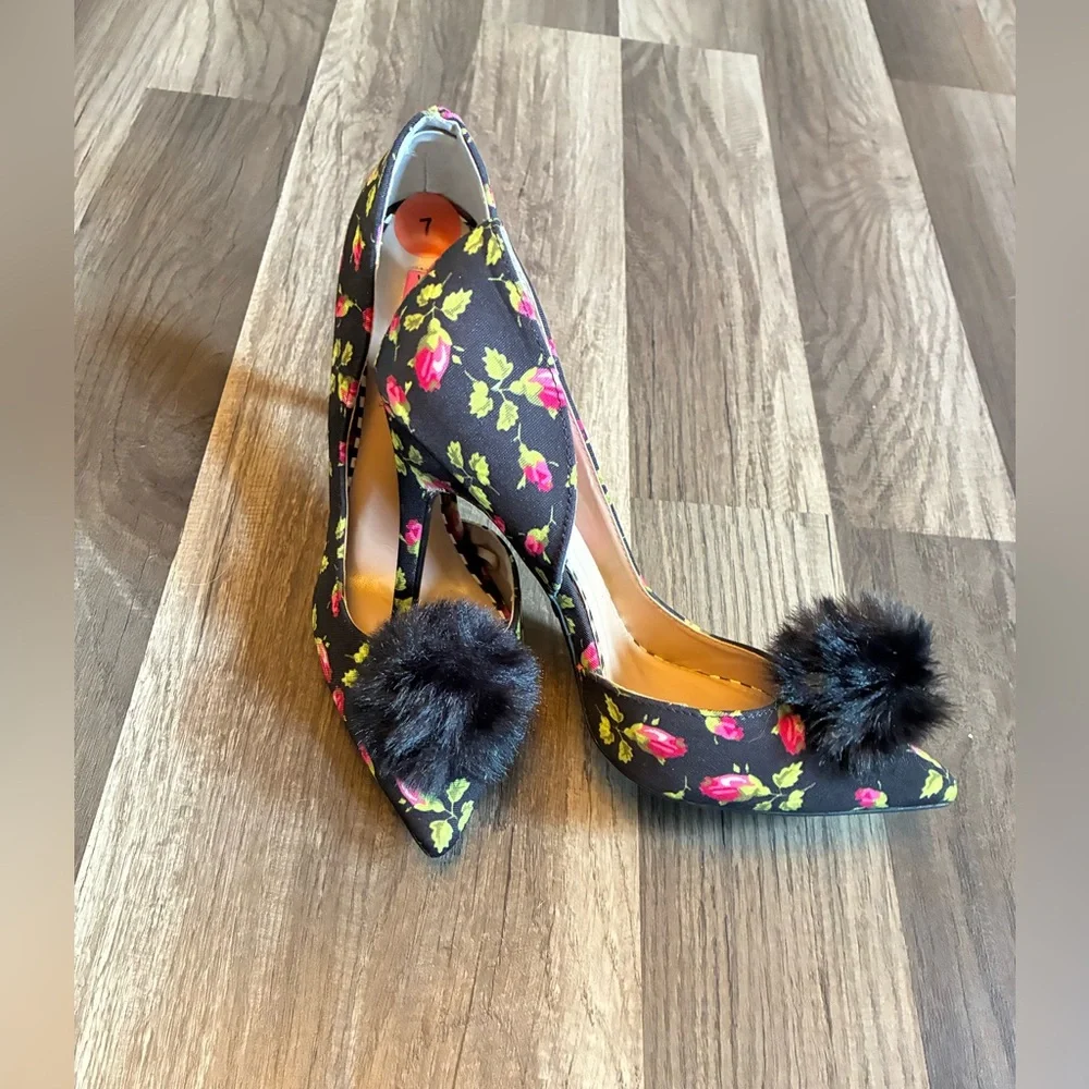 NWOT Betsey Johnson Harly Rose Motif Stilettos SZ 7